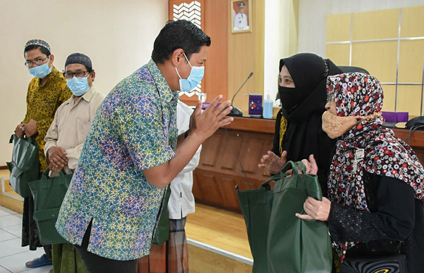 Wali Kota Kediri, Abdullah Abu Bakar, saat menyerahkan tunjangan kehormatan untuk hafidz dan hafidzah. Foto: Ist