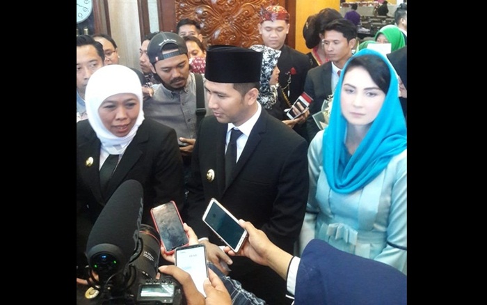Khofifah dan Emil menjawab pertanyaan wartawan usai serah terima jabatan di DPRD Jatim. foto: DIDI ROSADI/BANGSAONLINE