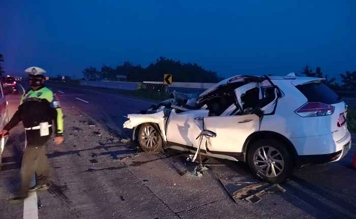 
Kondisi mobil SUV ringsek bagian depan usai kecelakaan.