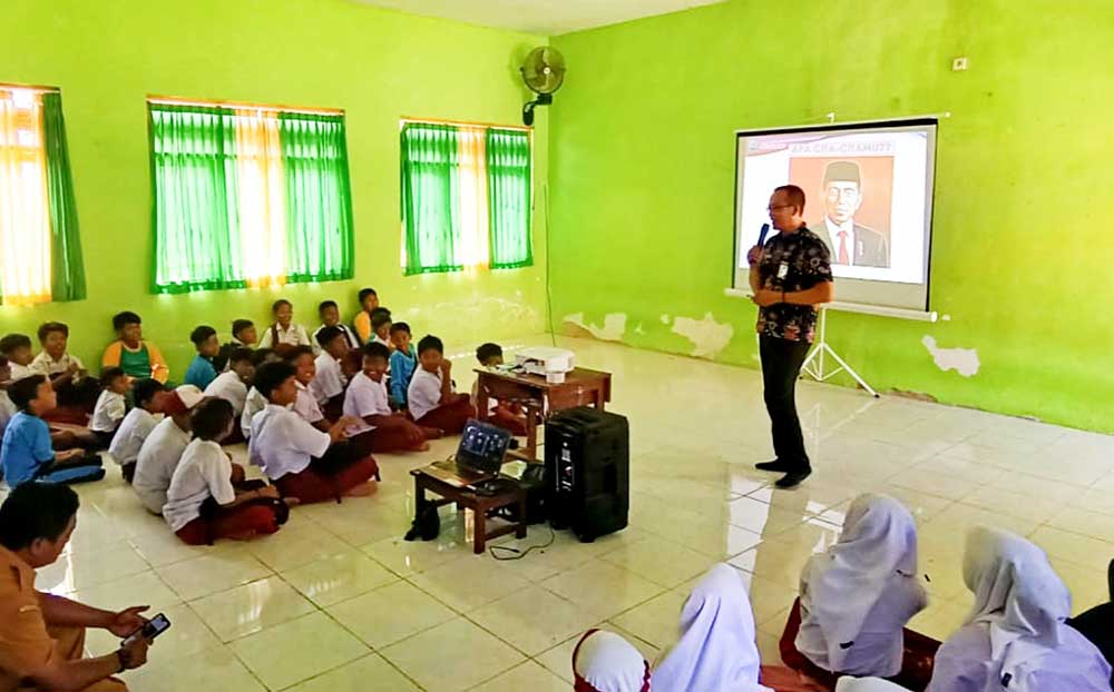 BNNK Sumenep saat memberikan edukasi tentang bahaya narkoba di SDN Bungbungan, Kecamatan Bluto.