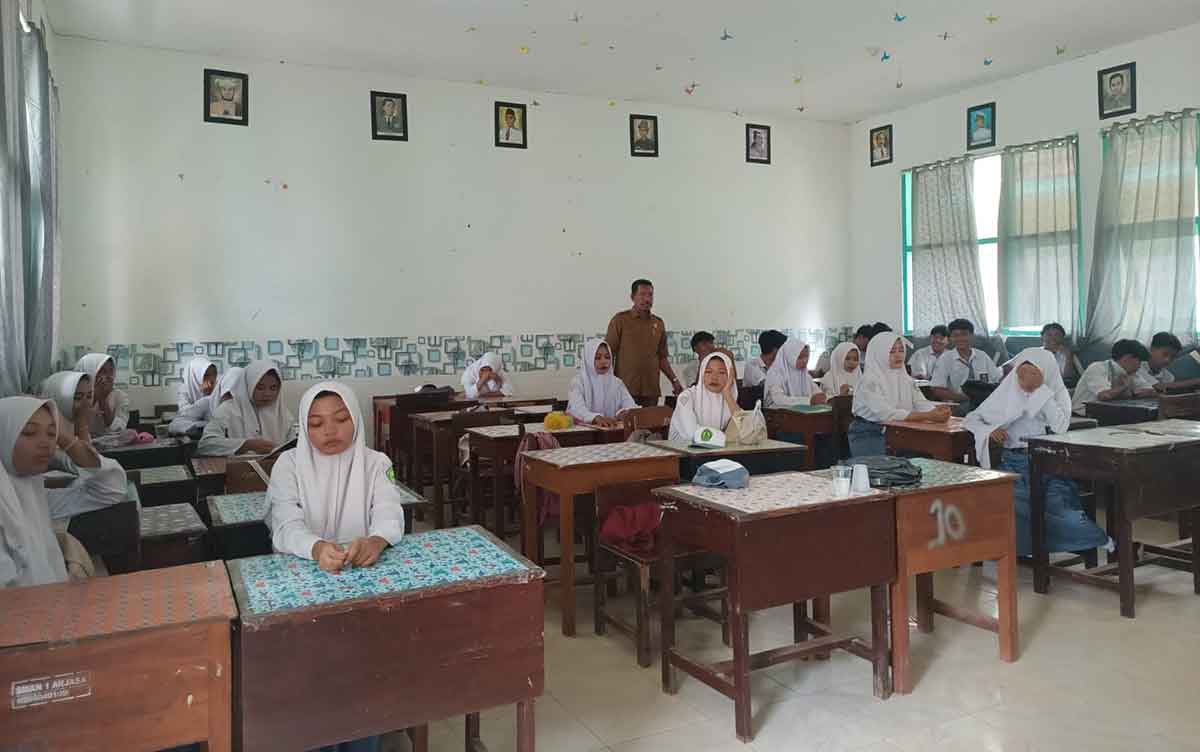 Guru SMAN 1 Arjasa Sumenep, Syamsul Arifin, saat mengajar.
