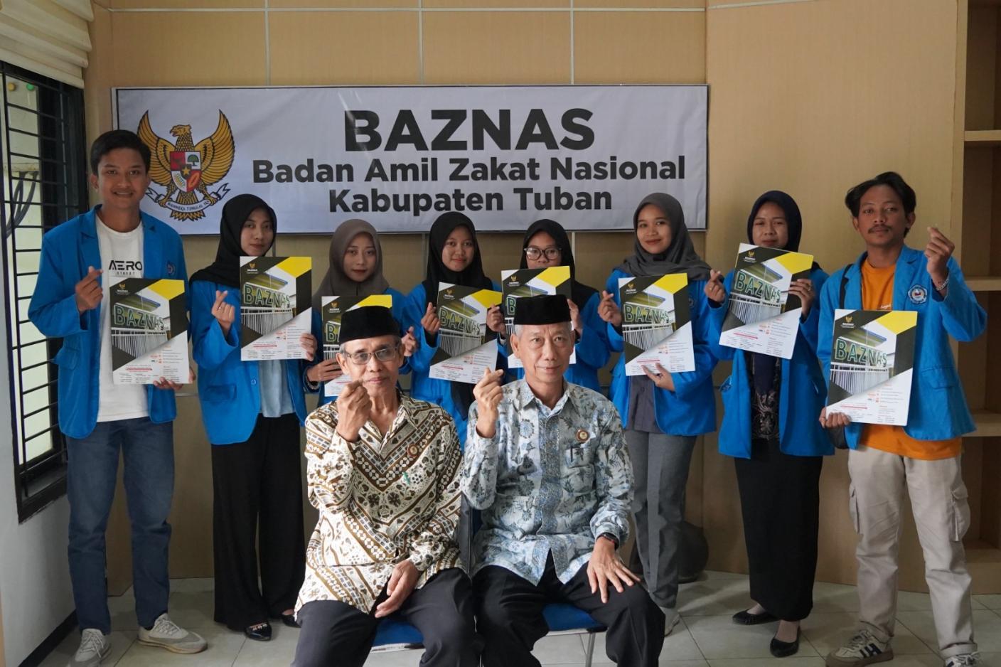 Delapan mahasiswa Unirow saat menerima beasiswa SKSS di Kantor Baznas Tuban
