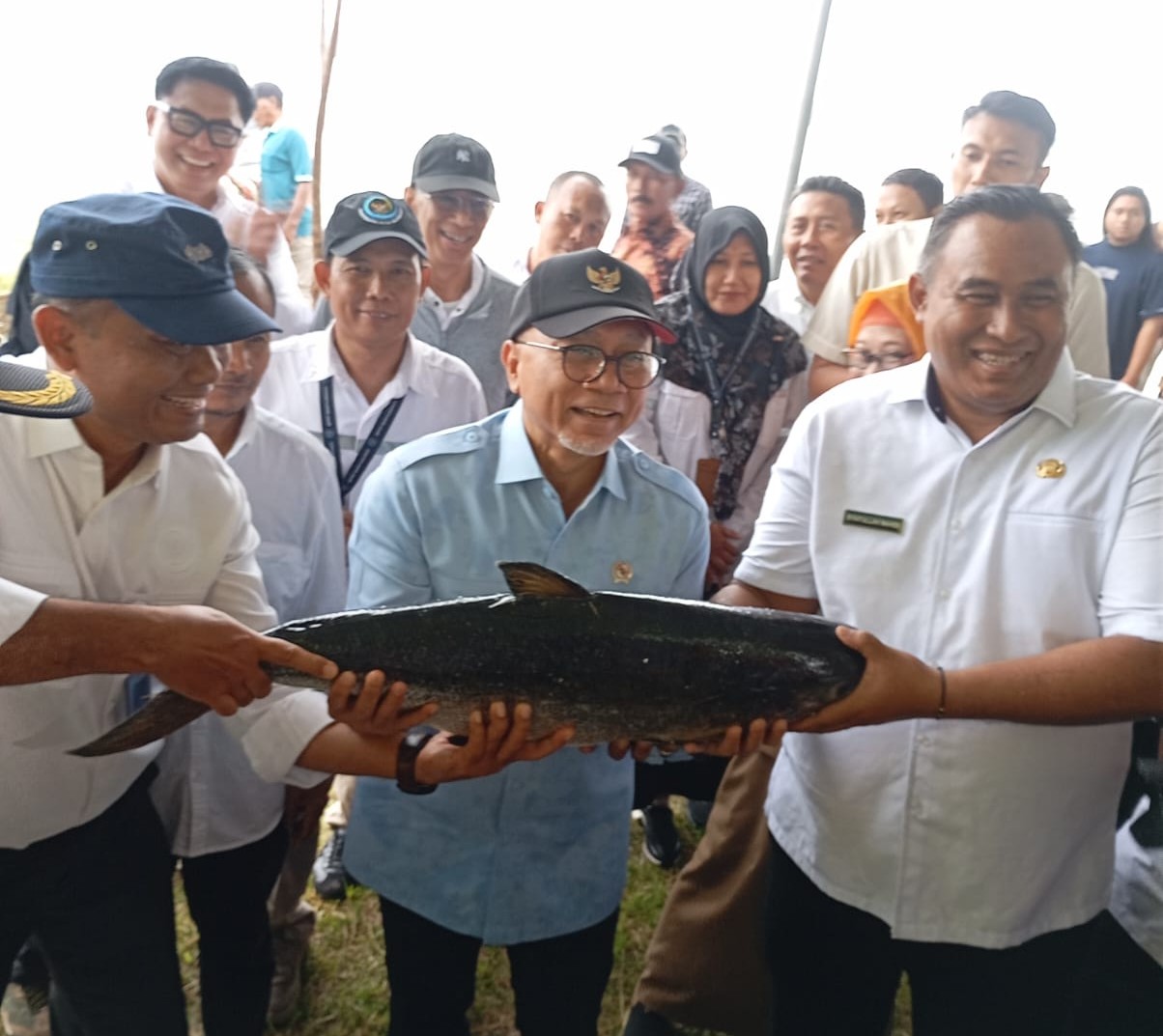 Menteri Koordinator Bidang Pangan, Zulkifli Hasan (tengah) bersama Kades Pangkah Wetan Saifullah Mahdi memegang ikan bandeng hasil budidaya Kampung Bandeng. foto: Ist.