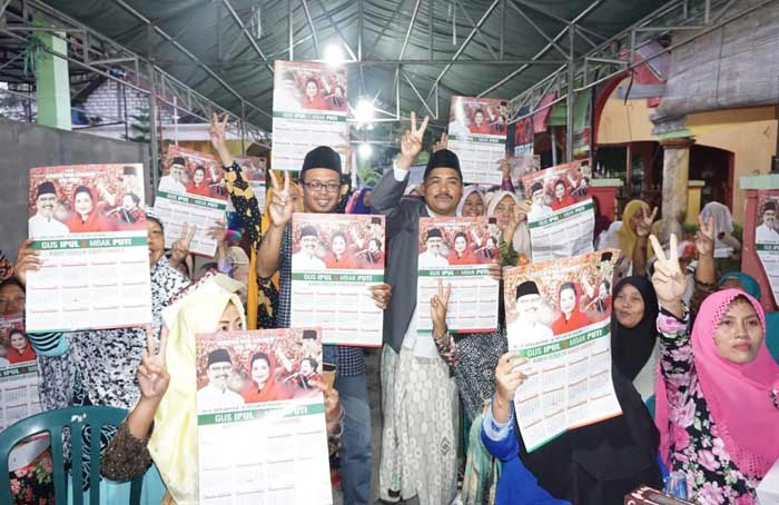 Gus Falah bersama Noto Utomo menunjukan gambar Gus Ipul-Puti. foto: SYUHUD/ BANGSAONLINE