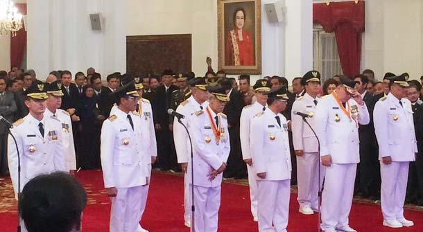 SUMPAH JABATAN: Gubernur Kepulauan Riau (tengah dekat mikrofon) satu diantara tujuh gubernur hasil Pilkada serentak yang dilantik Presiden Jokowi, Jumat (12/2). foto: merdeka.com