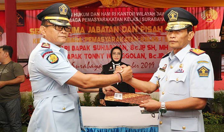 Suharman bersalaman dengan Tony Nainggolan.