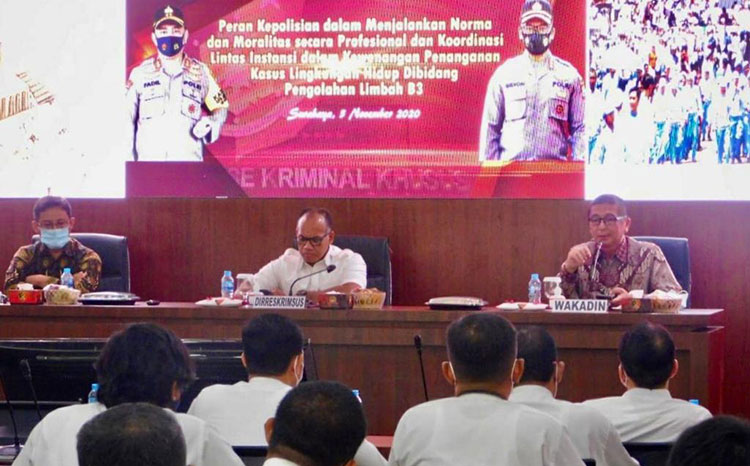 (Dari kanan ke kiri) Wakil Ketua Umum Bidang Investasi Kadin Jawa Timur Turino Junaidi, Direskrimsus Polda Jatim Kombes Pol. Gidion Arif Setyawan, Ketua Komite Advokasi Daerah (KAD) Jawa Timur Reswanda. (foto: ist)