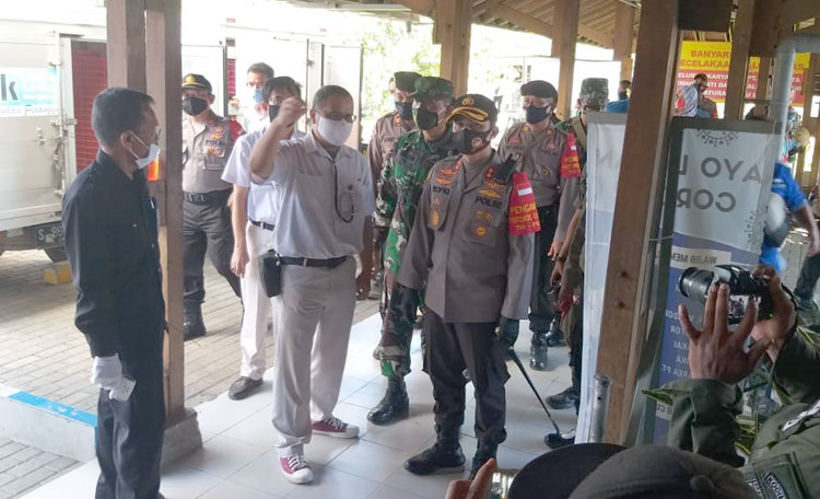Kapolres Pasuruan AKBP Rofiq Ripto Himawan dan Bupati Pasuruan H. M. Irsyad Yusuf beserta Forkopimda saat sidak ke PT. JAI.