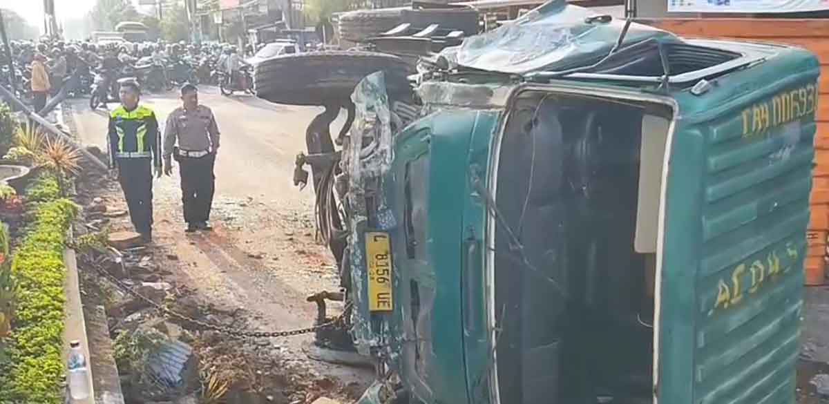 Petugas saat mengevakuasi truk yang terguling di Pasuruan.