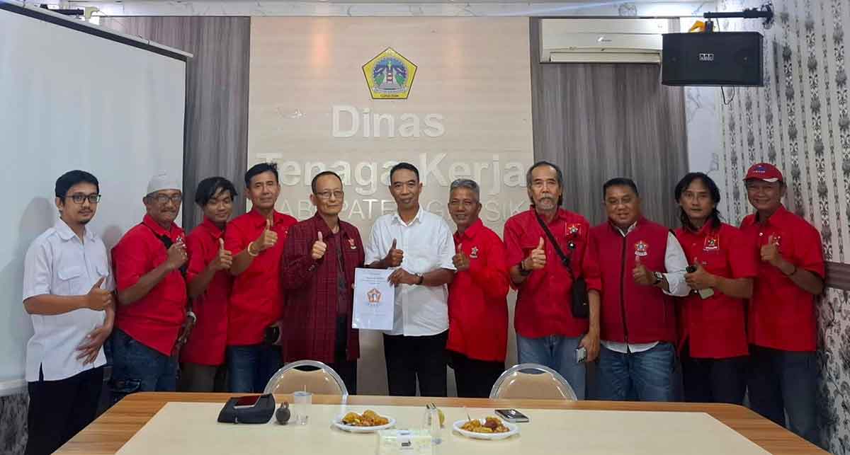 Ketua Depicab SOKSI Gresik, Ahmad Nurhamim, bersama para pengurus saat audiensi ke Disnaker. Foto: Ist