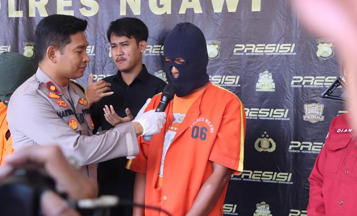 Wakapolres Ngawi Kompol Haryanto saat meminta keterangan salah satu tersangka.