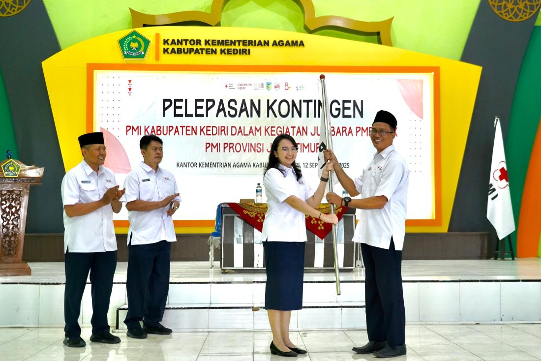 Ketua Dewan Kehormatan PMI Kabupaten Kediri Eriani Annisa Hanindhito saat acara pelepasan kontingen Jumbara PMR. (Ist). 