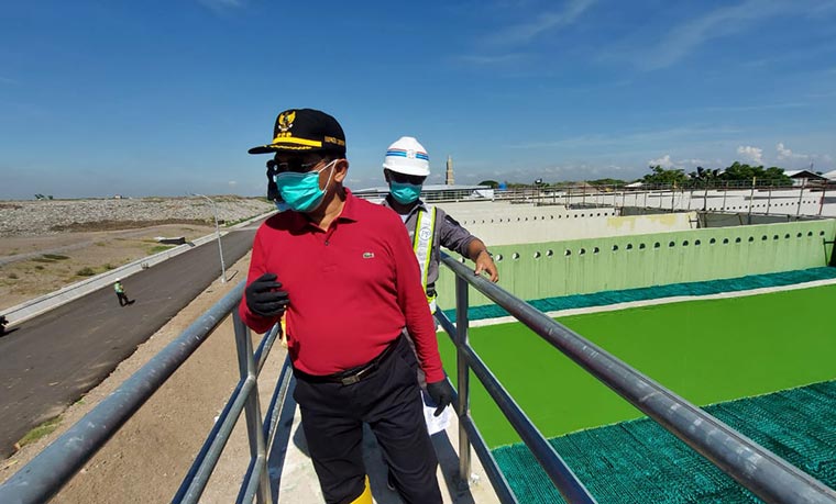 TINJAU: Pj. Bupati Hudiyono melihat proyek Sanitary Landfill di dekat TPA Jabon, Jumat (13/11). foto: ist.