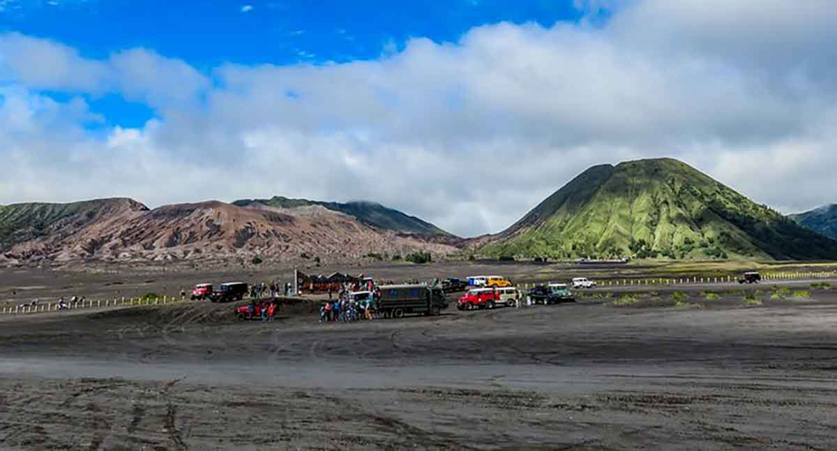 Sejumlah jip wisata melintasi kawasan Lautan Pasir di Gunung Bromo.
