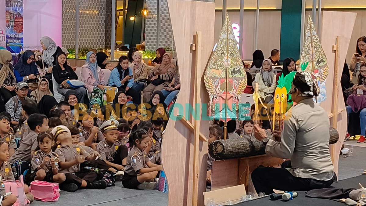 Kapolsek Kediri Kota, Kompol Bowo Wicaksono, saat mendalang di hadapan anak-anak TK Kemala Bhayangkari 41 dan 42. Foto: MUJI HARJITA/BANGSAONLINE