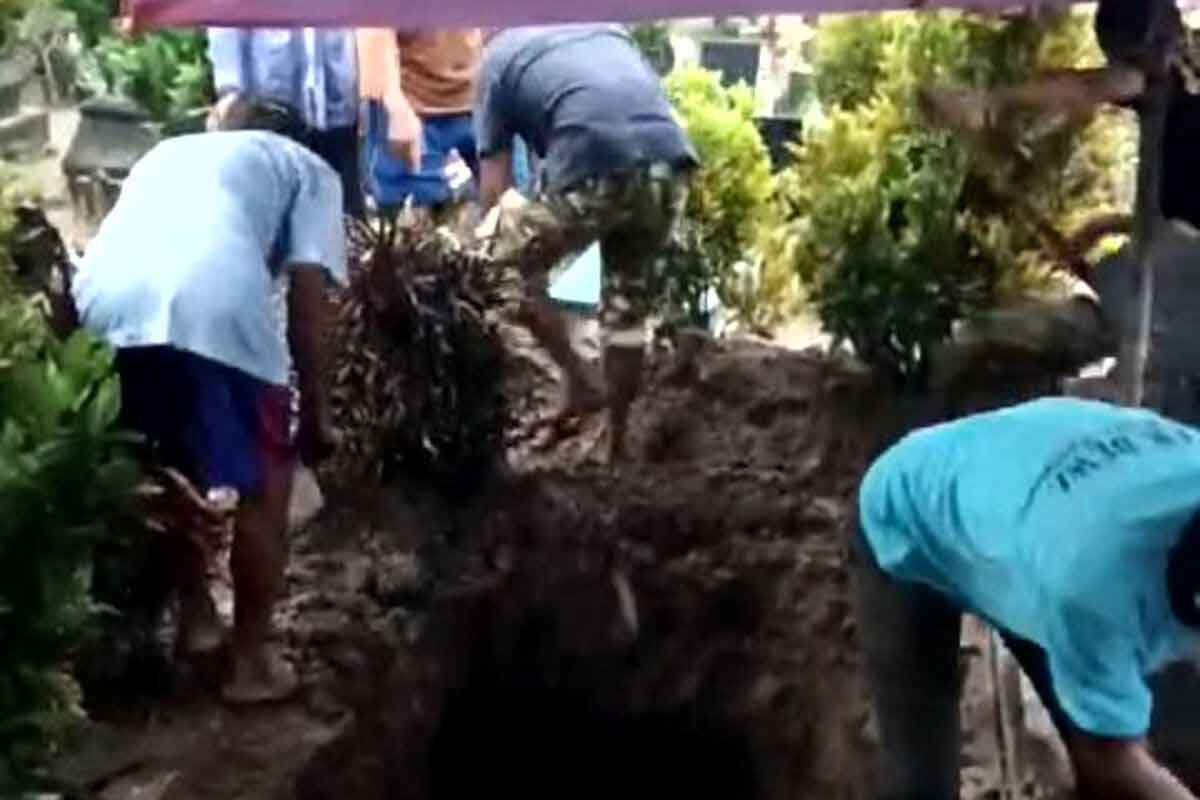 Proses penyatuan 3 bagian tubuh korban mutilasi di Ngawi di Desa Sidodadi, Kecamatan Garum, Kabupaten Blitar, Selasa (28/1/2025).