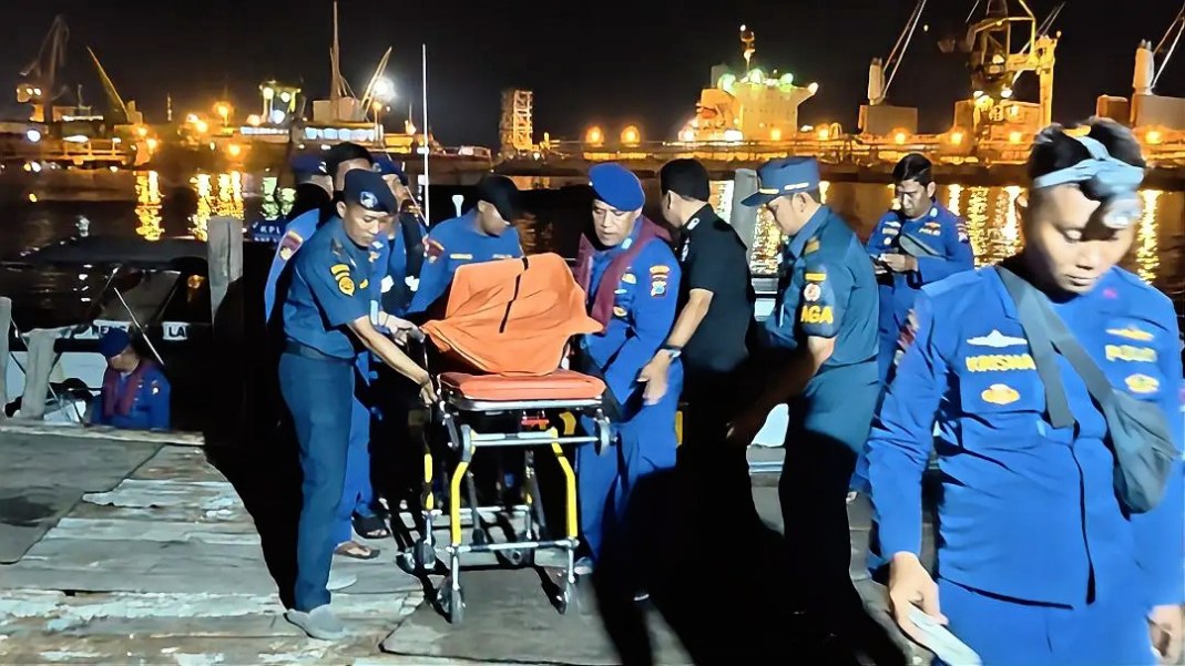 Petugas saat evakuasi jenazah penumpang perahu yang meninggal akibat tenggelam. foto: ist.
