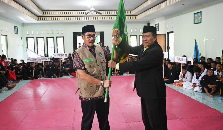 H. Djoko Susanto (kiri) didaulat sebagai Pembina Padepokan Pagar Nusa Jember oleh Ketua Padepokan H. Kusnandi.