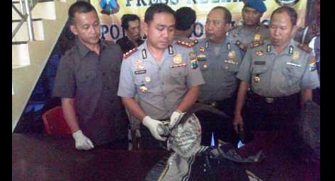 Kapolres menunjukkan BB dari pelaku begal motor.[foto: andi sirajuddin/BangsaOnline.com]