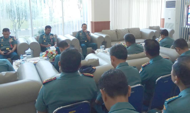 Pangarmada II Laksda TNI Heru Kusmanto memberikan morning briefing kepada seluruh pejabat utama Koarmada II.
