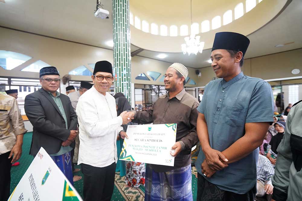 Wali Kota Batu, Nurochman saat menyerahkan bantuan sosial kepada warga. (Ist)
