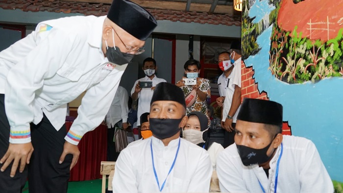 Bupati Sumenep Abuya Busyro Kariem saat bincang-bincang dengan peserta pendidikan kesetaraan Paket A setara SD, Paket B setara SMP, dan Paket C setara SMA di Rutan Kelas IIB Sumenep.