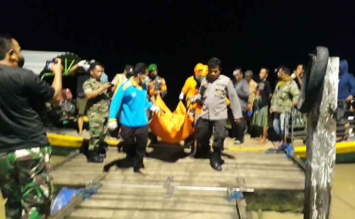 Petugas saat mengevakuasi korban. Foto: SYUHUD/ BANGSAONLINE.com