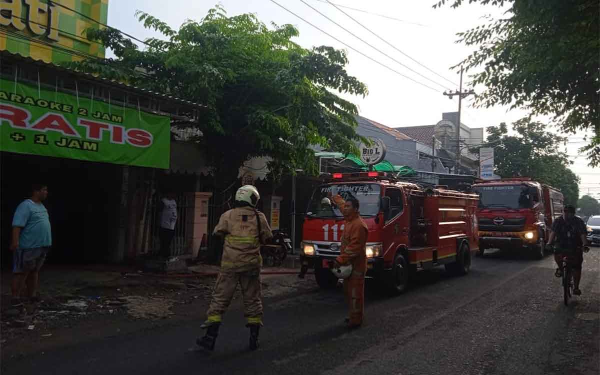 Petugas saat memadamkan kobaran api di Karaoke Godong Djati, Jalan Manukan Tengah, Surabaya.