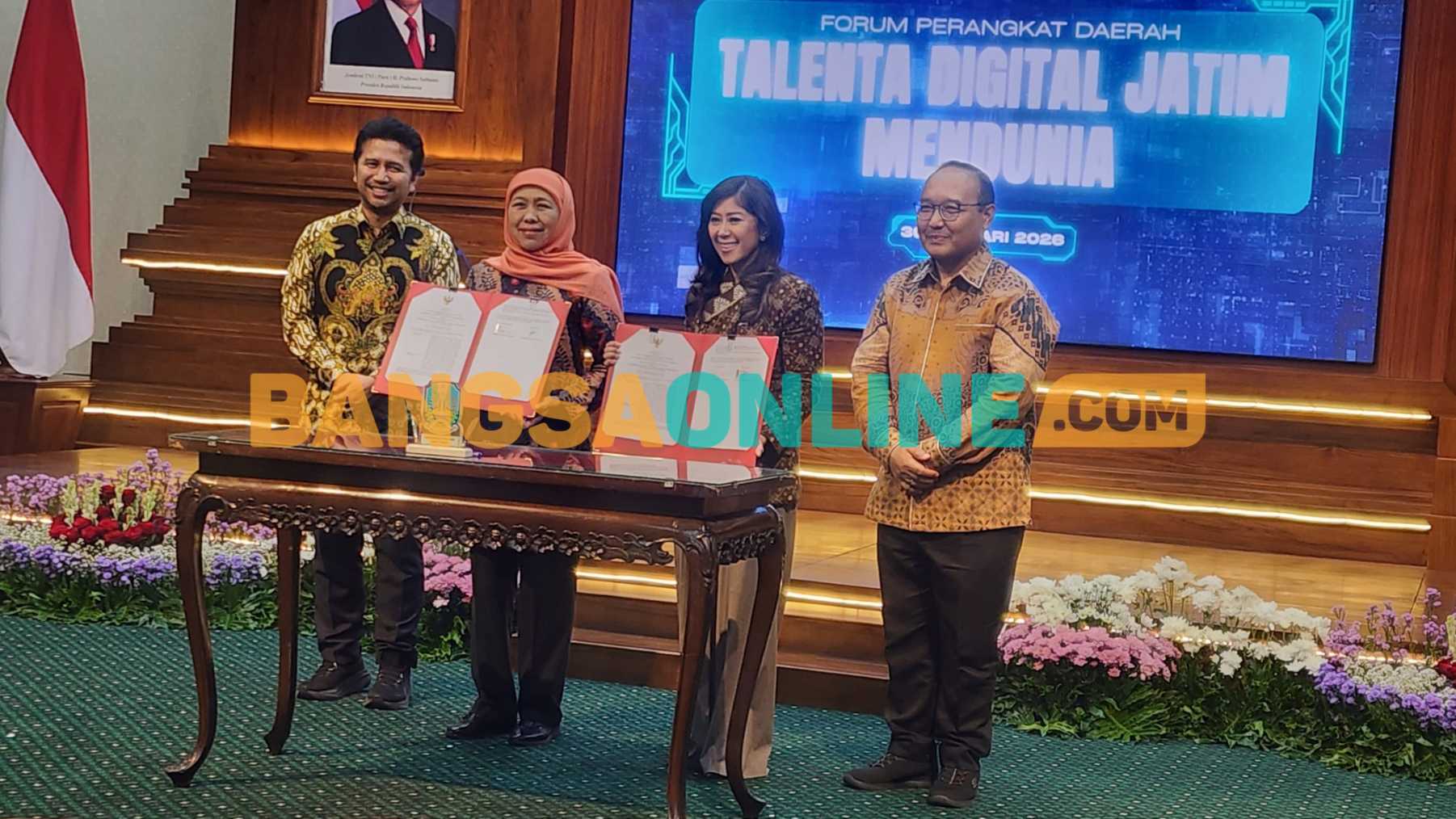 Penandatangan Adendum Nota Kesepakatan antara Badan Pengembangan Sumber Daya Manusia Kementerian Komunikasi dan Digital Republik Indonesia dan Pemprov Jatim. Foto: Devi Fitri/BANGSAONLINE