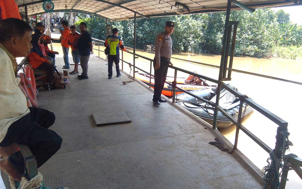 Perahu tambang yang menghubungkan Sidoarjo-Gresik. 