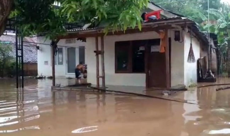 Diguyur Hujan Deras Selama 8 Jam, Tiga Kecamatan di Jombang Terendam