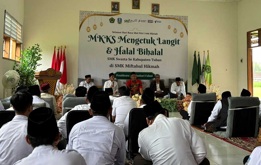 Kegiatan doa bersama dengan tema "Mengetuk Pintu Langit" di SMK Miftahul Hikmah, Desa Sukorejo, Kecamatan Parengan, Kabupaten Tuban.