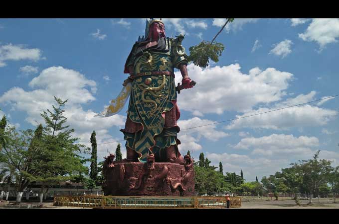 Patung Dewa Kongco di komplek Klenteng Kwan Sing Bio  yang saat ini menjadi polemik. foto: SUWANDI/ BANGSAONLINE