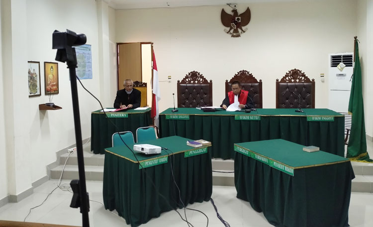 Suasana sidang gugatan praperadilan di PN Trenggalek via teleconference. foto: HERMAN/ BANGSAONLINE