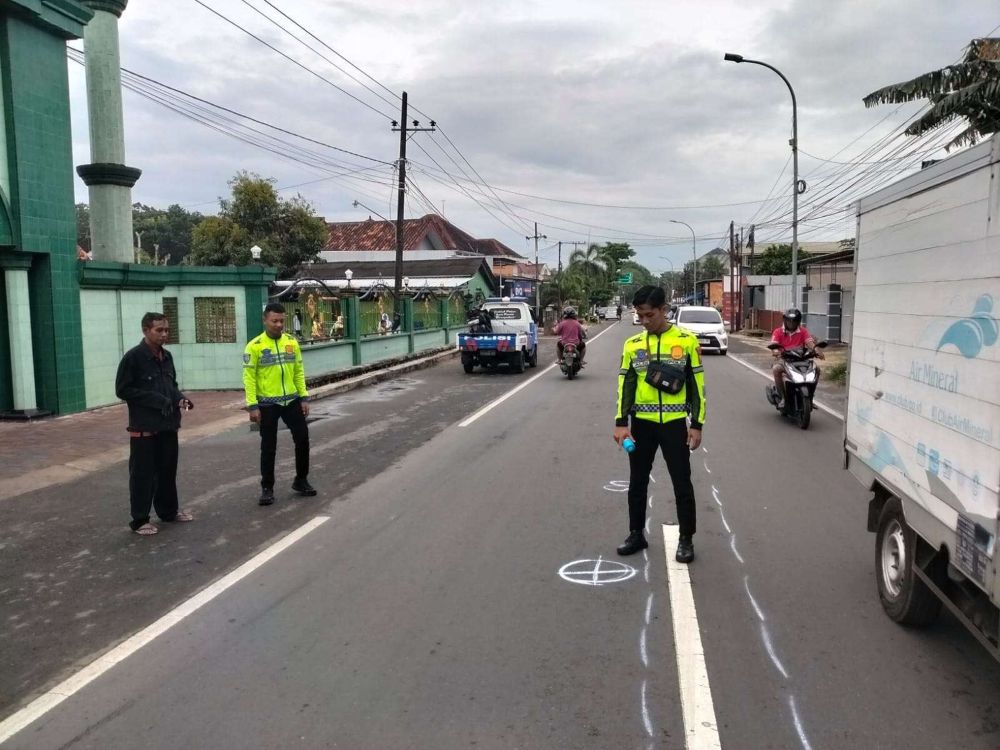 Anggota Satlantas Polres Sumenep saat melakukan olah TKP