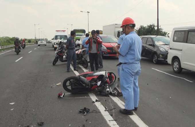 Kendaraan korban yang ringsek di bagian depan. foto: soffan/ bangsaonline