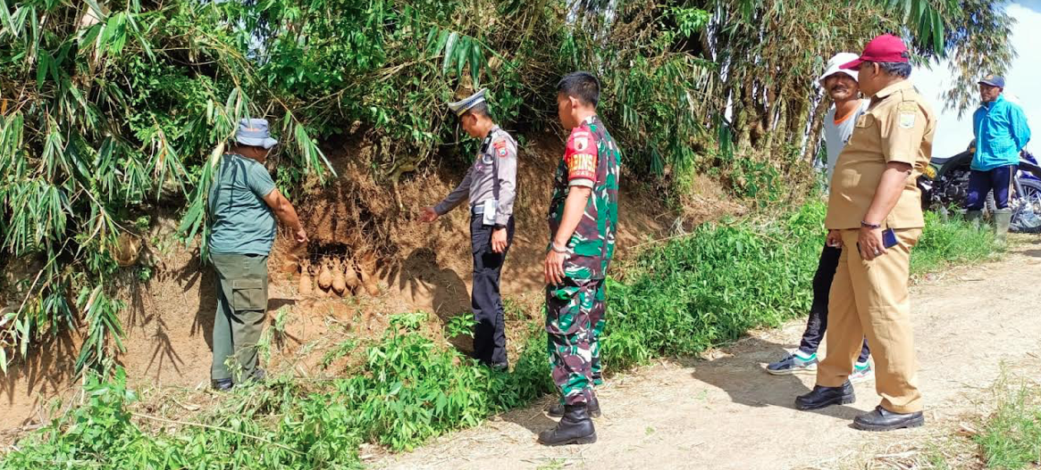 Warga bersama perangkat desa, polisi dan TNI meninjau lokasi penemuan 9 mortir  aktif (dok. Ist)