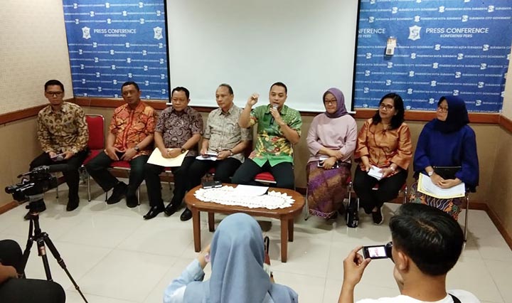 Kepala Bappeko Surabaya Eri Cahyadi didampingi para kepala OPD terkait percepatan pengentasan kemiskinan saat jumpa pers di Kantor Humas Pemkot Surabaya, Rabu (15/1). foto: YUDI A/ BANGSAONLINE