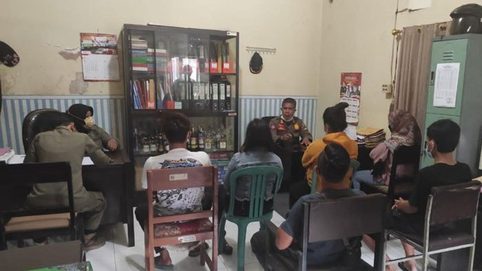 Tiga pasangan terjaring razia di kamar kos Blitar di minta keterangan di kantor Satpol PP Kabupaten Blitar, Kamis (7/4).