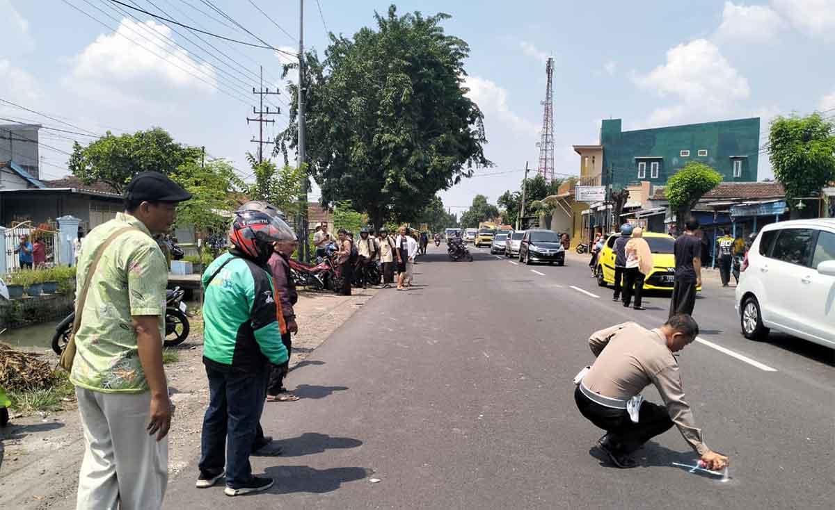 Petugas saat olah TKP kecelakaan di Sidoarjo.