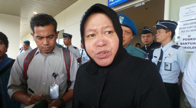 Risma saat mendamping keluarga korban AIrAsia di Crisis Center Juanda.