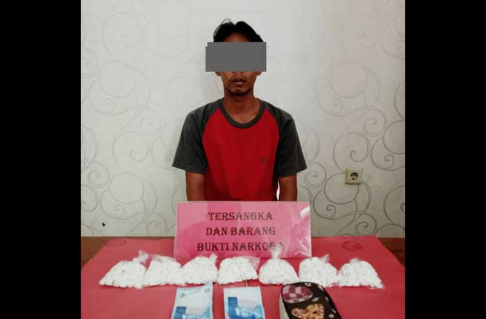 Pelaku bersama barang bukti saat diamankan di Mapolres Tuban.