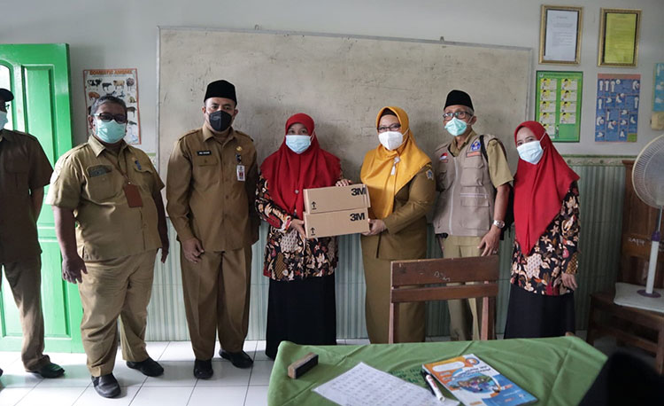 Wabup Bu Min didampingi Asisten III Sekda Abu Hasan saat meninjau PTM. (foto: SYUHUD/BANGSAONLINE)