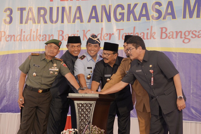Gubernur Jatim saat Meresmikan SMA Negeri 3 Taruna Angkasa Jawa Timur di Kota Madiun.