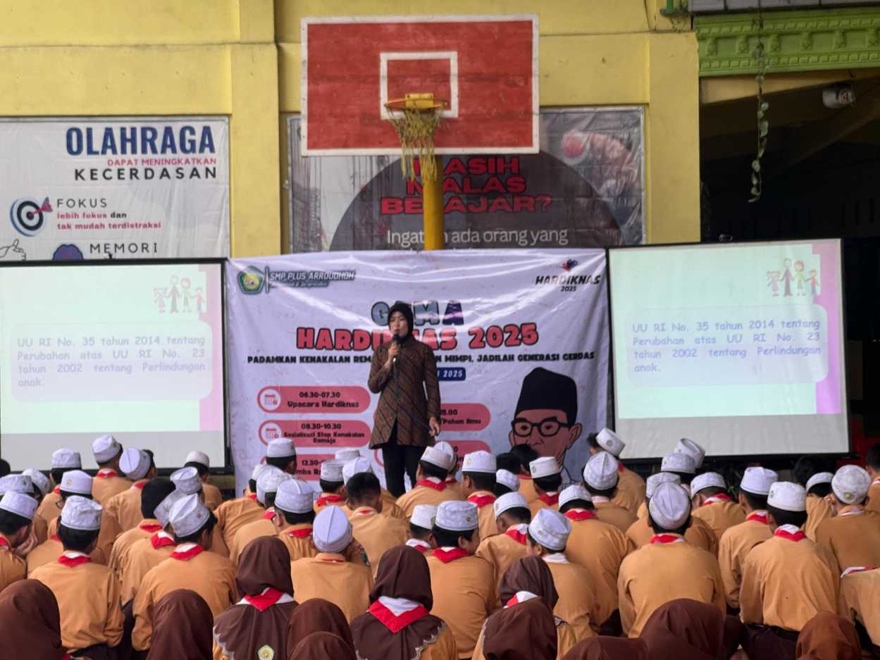 Kanit PPA Satreskrim Polresta Sidoarjo, Iptu Utun Utami saat mengedukasi siswa SMP Plus Arroudhoh