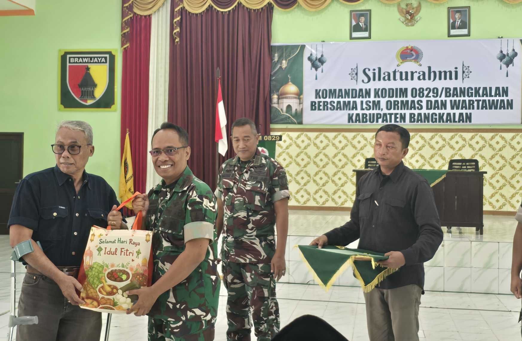Komandan Kodim (Dandim) 0829 Bangkalan Letkol Infantri Nanang Fahrur Rosi, S.Pd., saat menyerahkan bingkisan Idul Fitri kepada Jimhur Saros salah satu perwakilan media