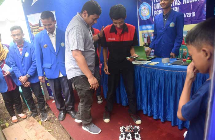 Wali Kota Abdullah Abu Bakar saat meninjau salah satu stan dalam KEF 2018.