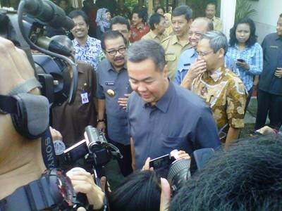 gubernur dan jajaran ketika sidak UN. foto:nur faishal/BANGSAONLNE