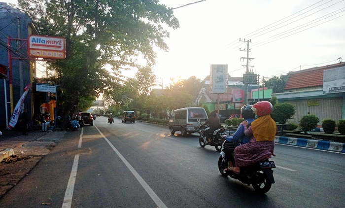 Salah satu jalan di Kota Probolinggo tampak masih lengang.