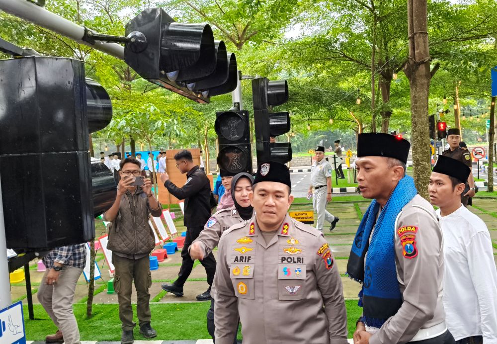 Kombes Pol Iwan Saktiadi, meninjau  Taman lalu lintas. Foto: Akina Nur Alana/BANGSAONLINE